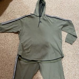 Lightweight Adidas’s sweatsuit size XXL. It’s in excellent condition.